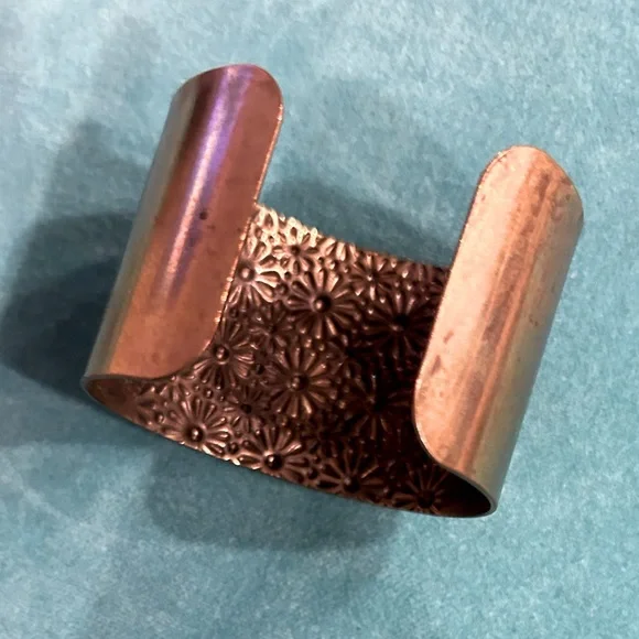 🌻HP🌻 3/$21 ⚡️ Brass Cuff Bracelet with Stamped Flowers - Picture 8 of 11